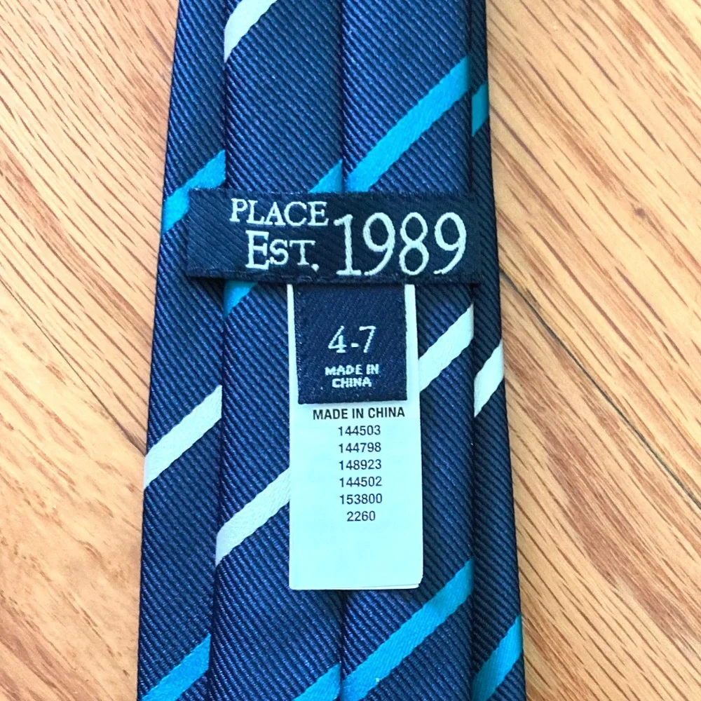 Boys size 4-7 Children’s Place navy blue clip on tie with teal & white stripes